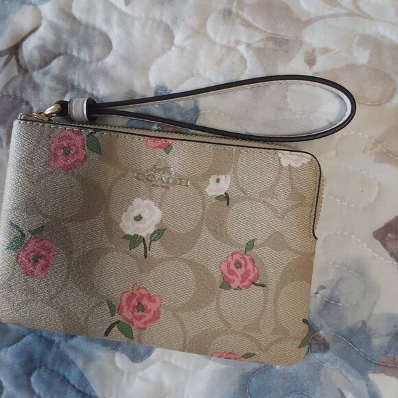 ***LOW START *** NWT Coach Corner Zip Wristlet - Picture 2 of 8